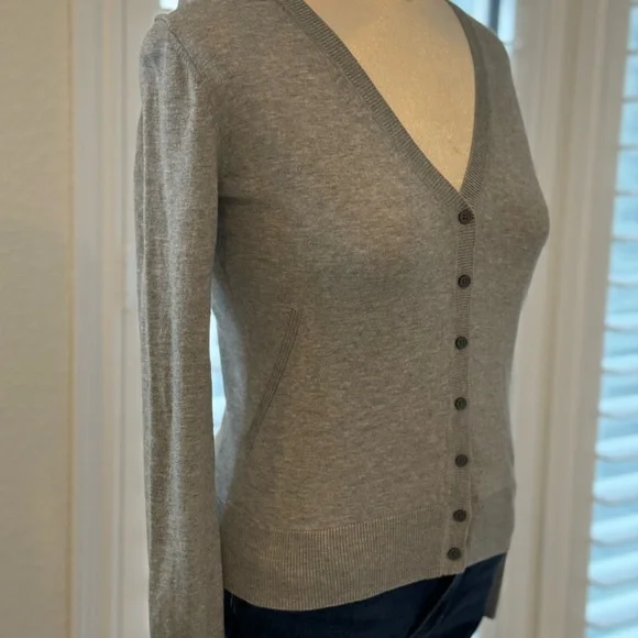 BANANA REPUBLIC GRAY CARDIGAN… SIZE SMALL.. GENTLY USED - Picture 4 of 8